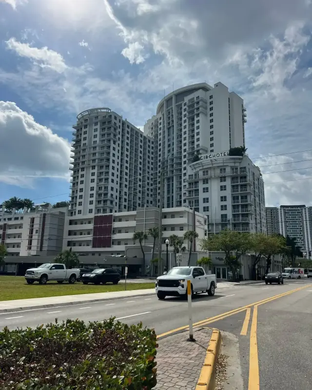 Residential building in Hollywood, FL where Ligio's Solutions renovated the lobby and hallways